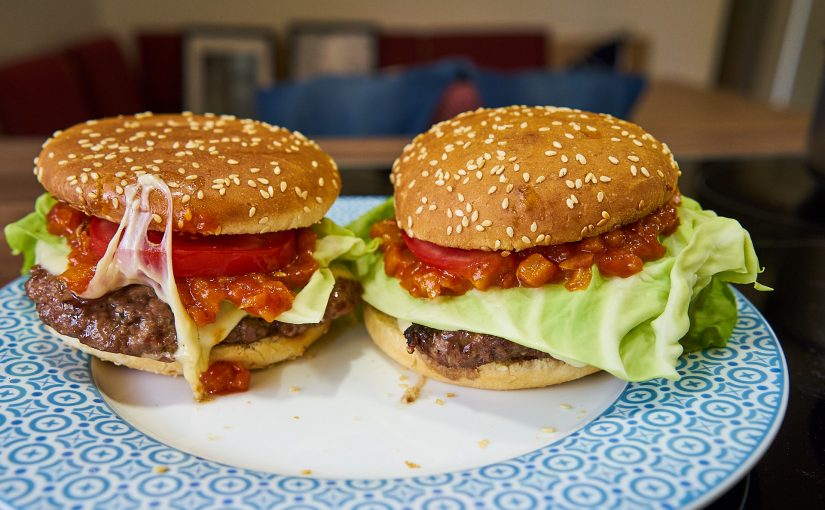 Burger mit süß-scharfer Ananassauce