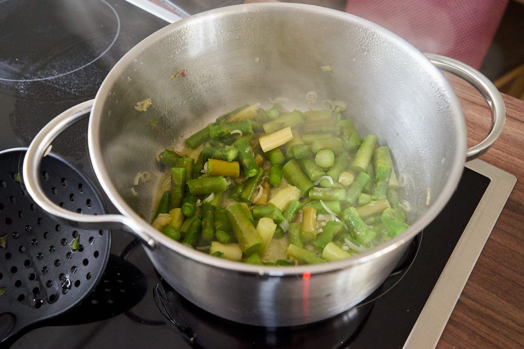 Spargel in einem Kochtopf.