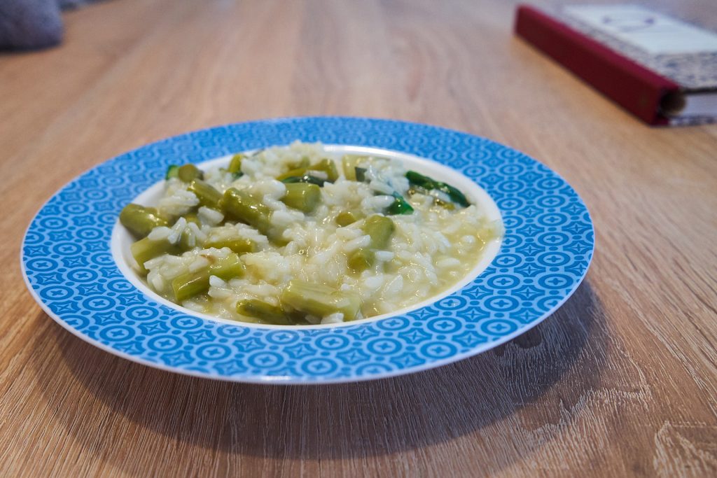 Eine Portion Spargelrisotto