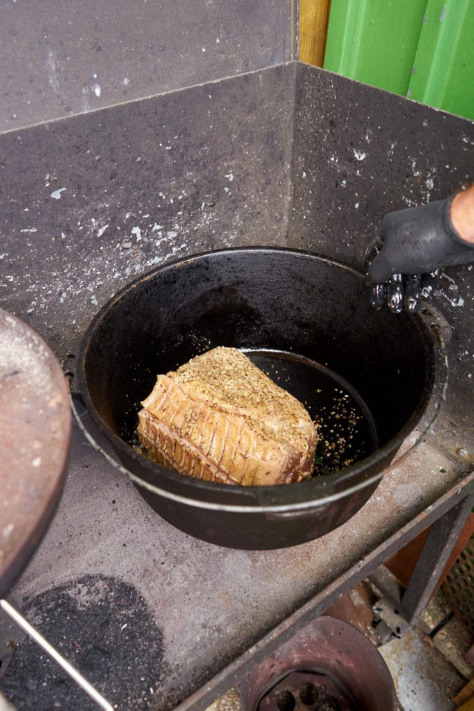 Schweinebauch im Dutch Oven