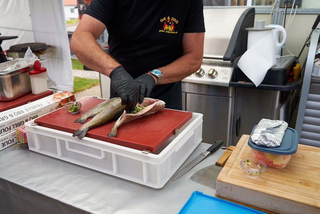 Fisch vor dem Grillen mit Kräutern und Gewürzen füllen