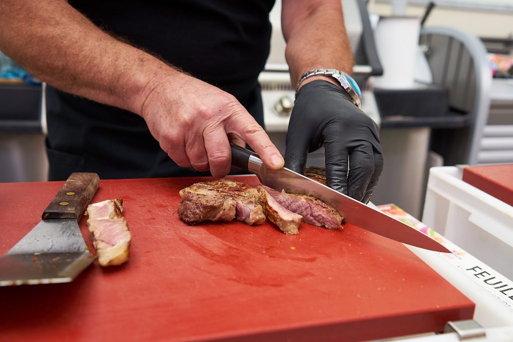 Das Steak wird aufgeschnitten