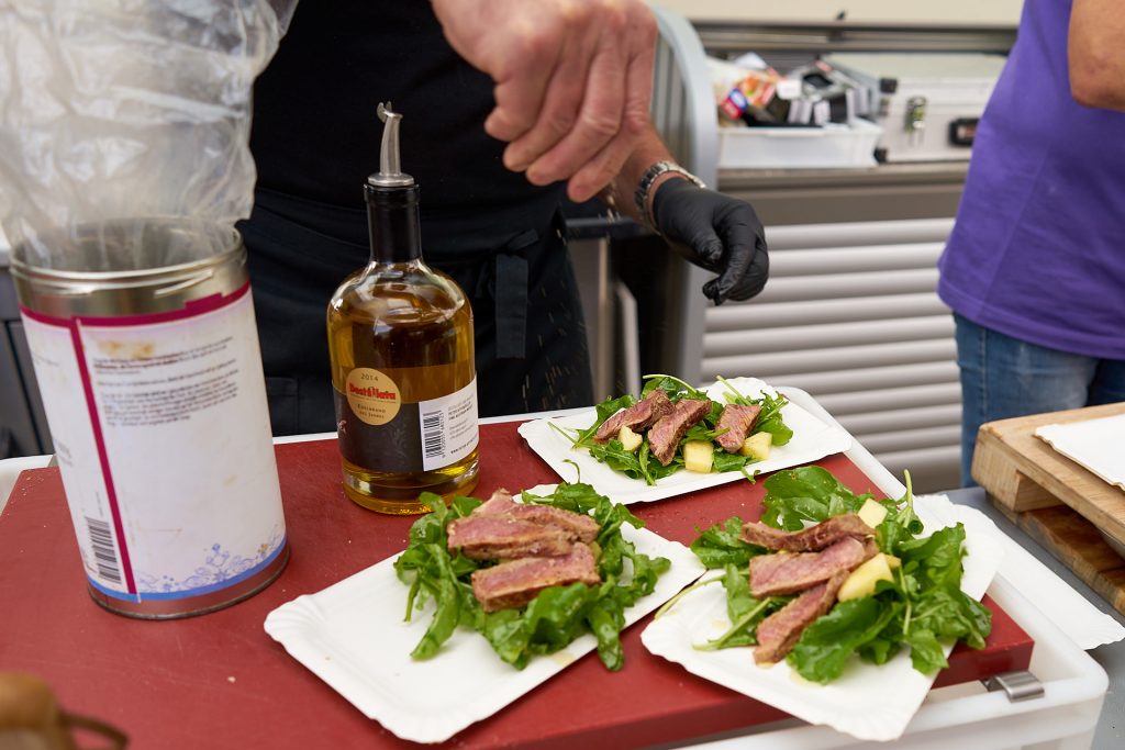 Das Steak wird auf Ananas-Rucola-Salat angerichtet