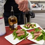 Das Steak wird auf Ananas-Rucola-Salat angerichtet