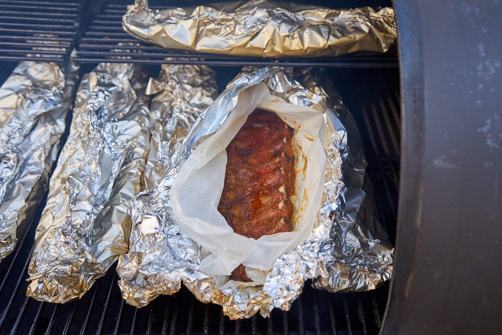 Spare Ribs in Backpapier und Alufolie