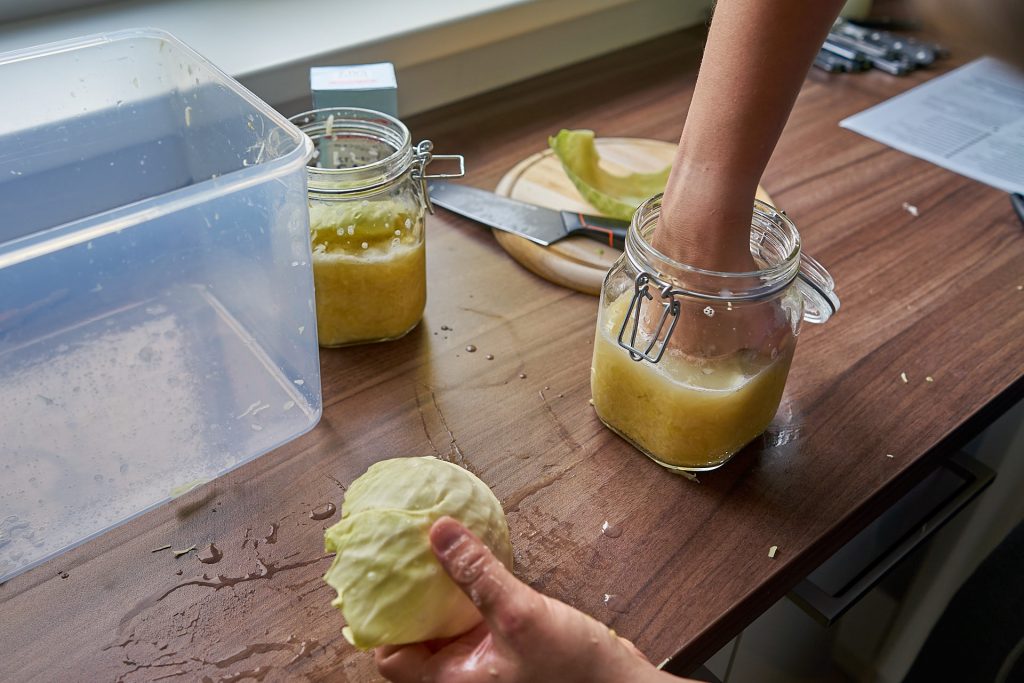 Ich drücke das Kraut in ein Einmachglas.