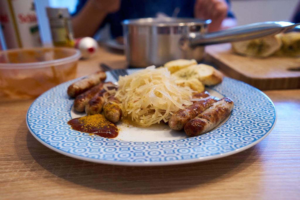 Bratwürstel mit Sauerkraut