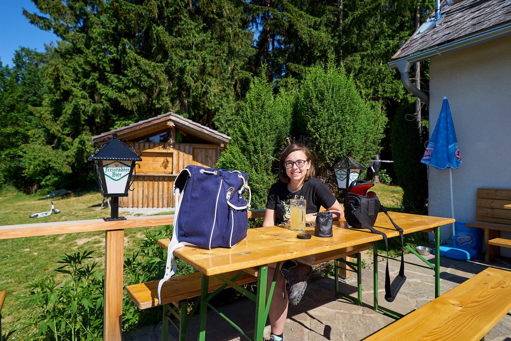 Ich mit Kamarg und einem Glas Apfelsaft auf der Braunberghütte.