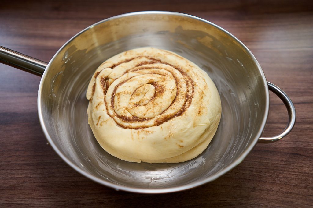 Der Zimtschneckenkuchen in einer Pfanne.