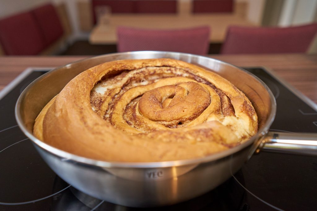 Der fertig gebackene Zimtschneckenkuchen.