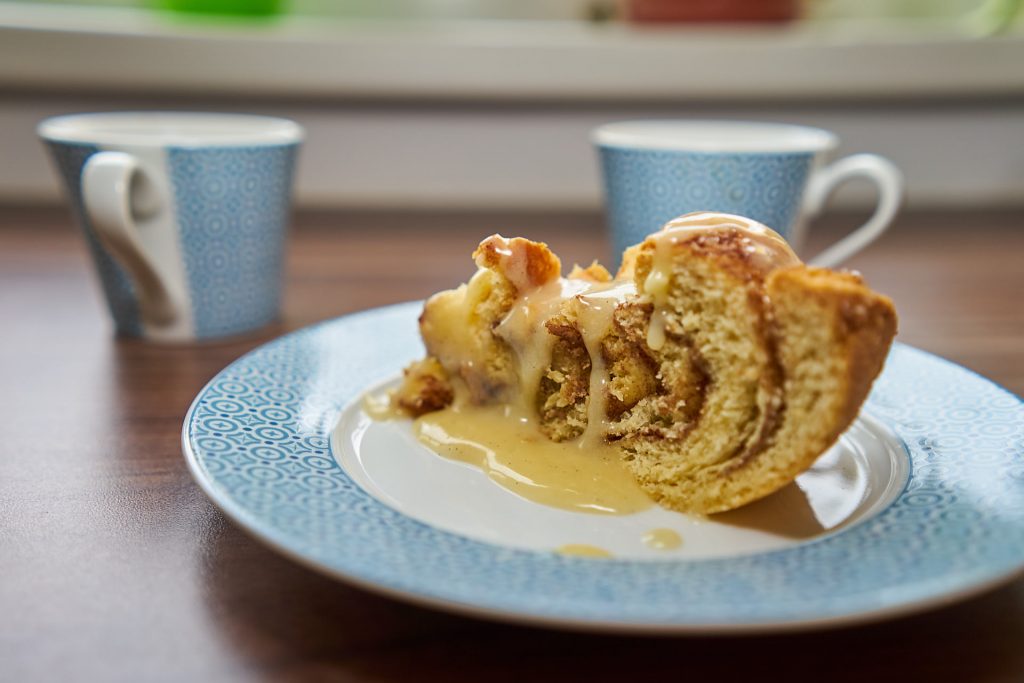 Ein Stück Zimtschneckenkuchen.