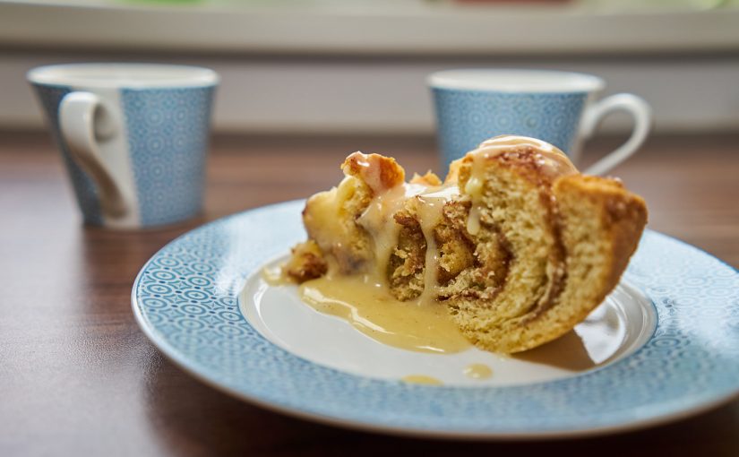 Ein Stück Zimtschneckenkuchen.