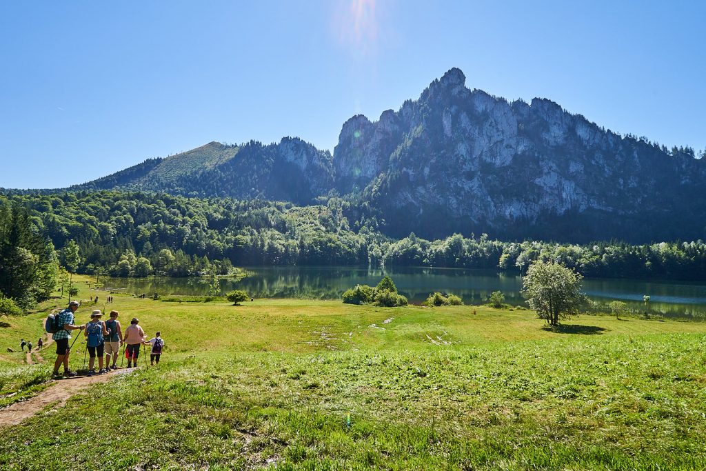 Der Laudachsee mit dem Katzenstein im Hintergrund.