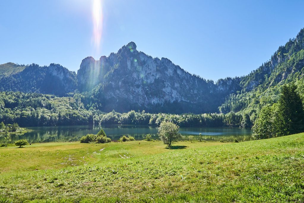 Der Laudachsee mit dem Katzenstein im Hintergrund.