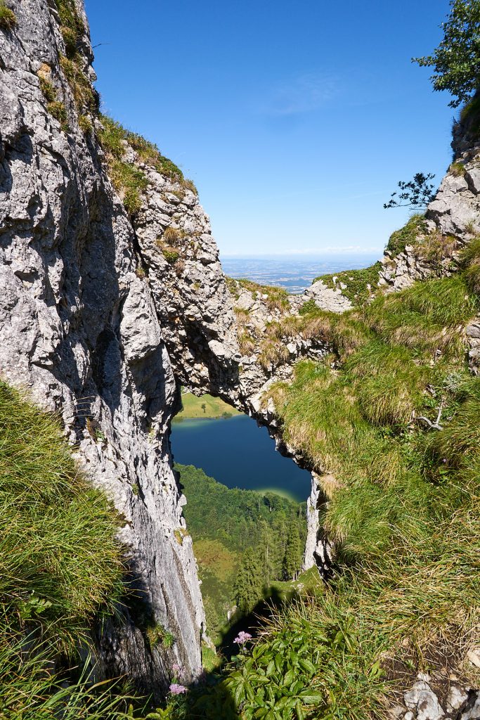 Das Katzenfenster - hier sieht man durch ein Loch ins Tal.