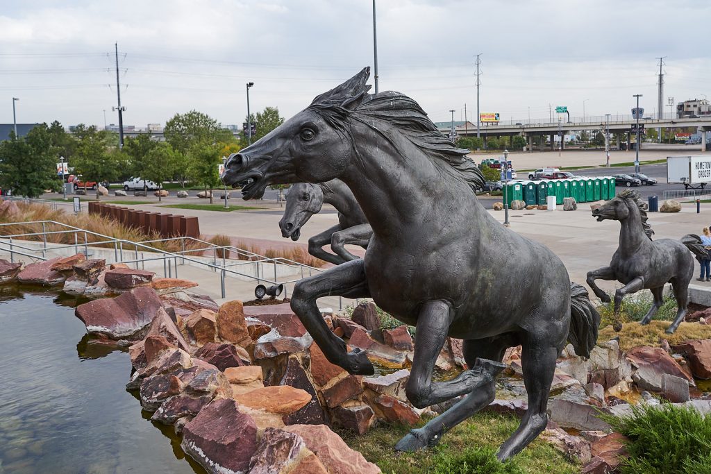 Pferdestatue vor dem Mile High Stadium.