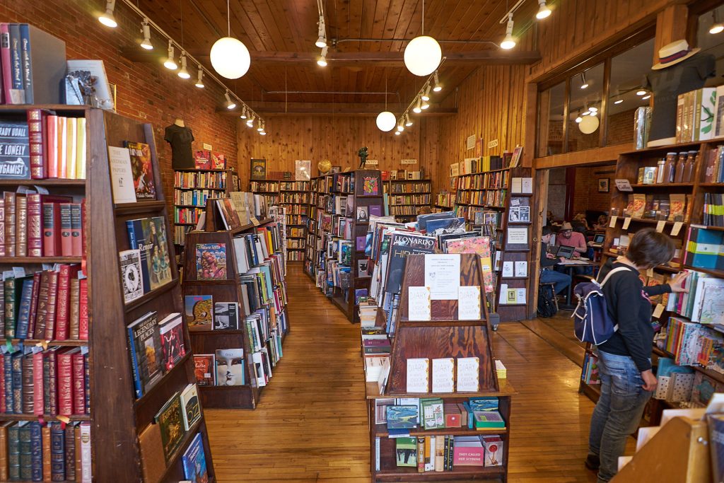 Das Trident Booksellers and Cafe in Boulder von innen