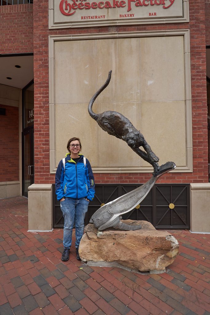 Ich mit einer Katzenstatue in Boulder