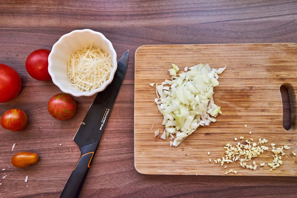 Zwiebel, Käse und Tomaten.