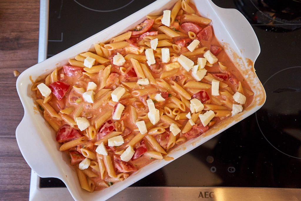 Der Mozzarella Tomaten Auflauf in einer ofenfesten Form.