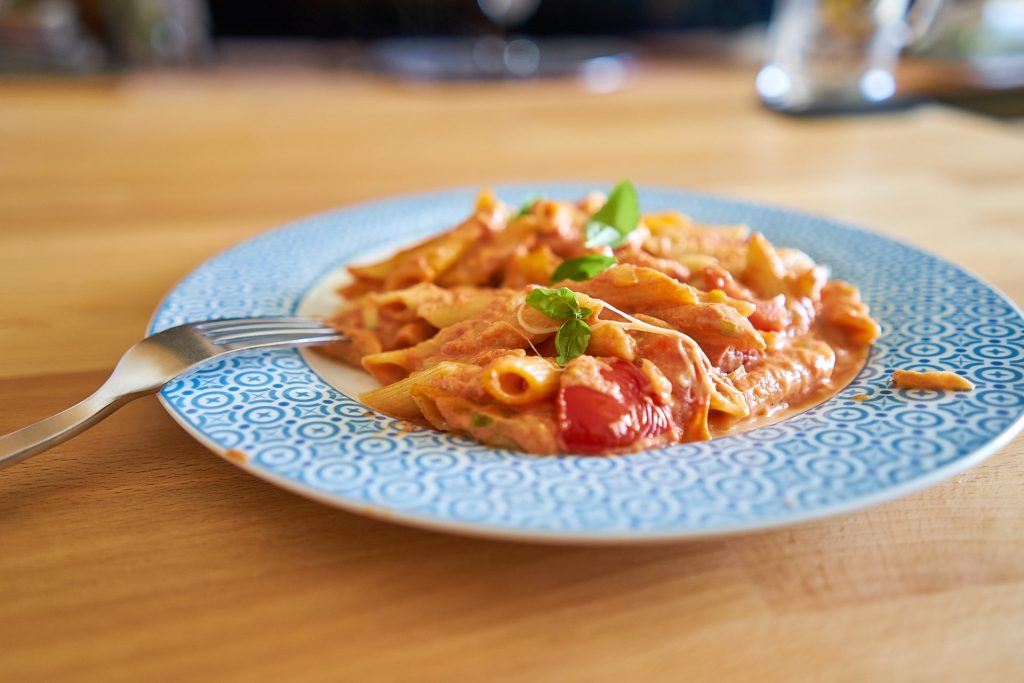 Eine Portion Mozzarella Tomaten Auflauf.