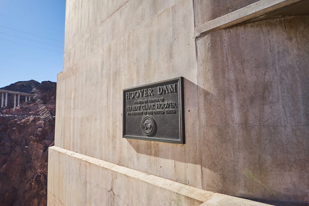 Ein Schild am Hoover Dam - in Ehren von Herbert Clark Hoover.