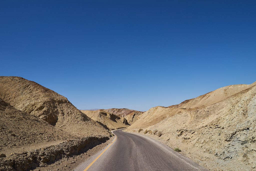 Eine Straße im Death Valley, rundherum alles tot und grau.