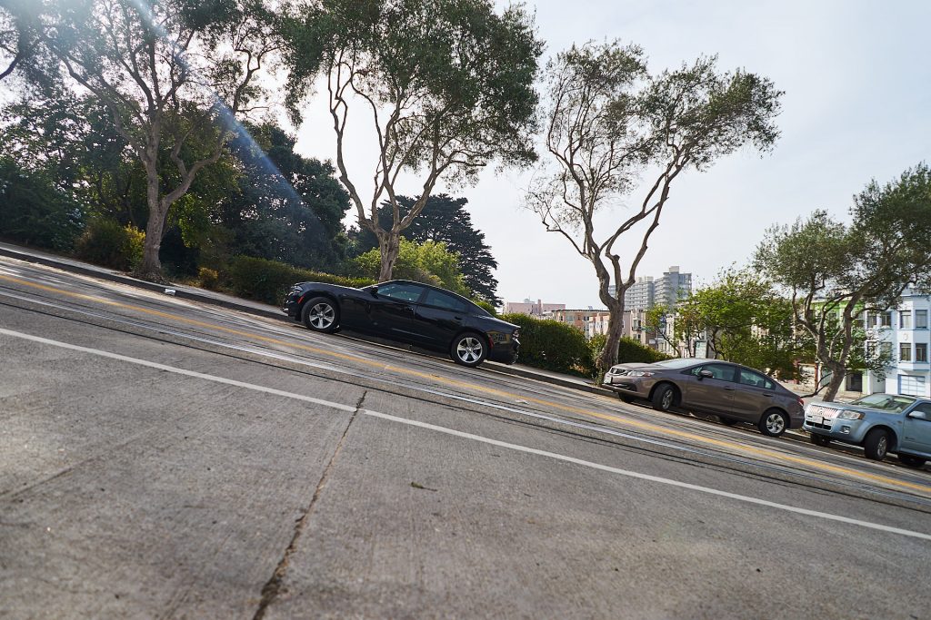 Eine ziemlich steile Straße in San Francisco.