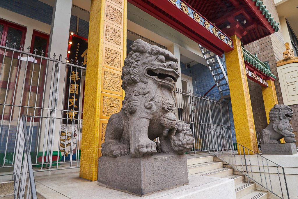 Eine Löwenstatue in China Town.
