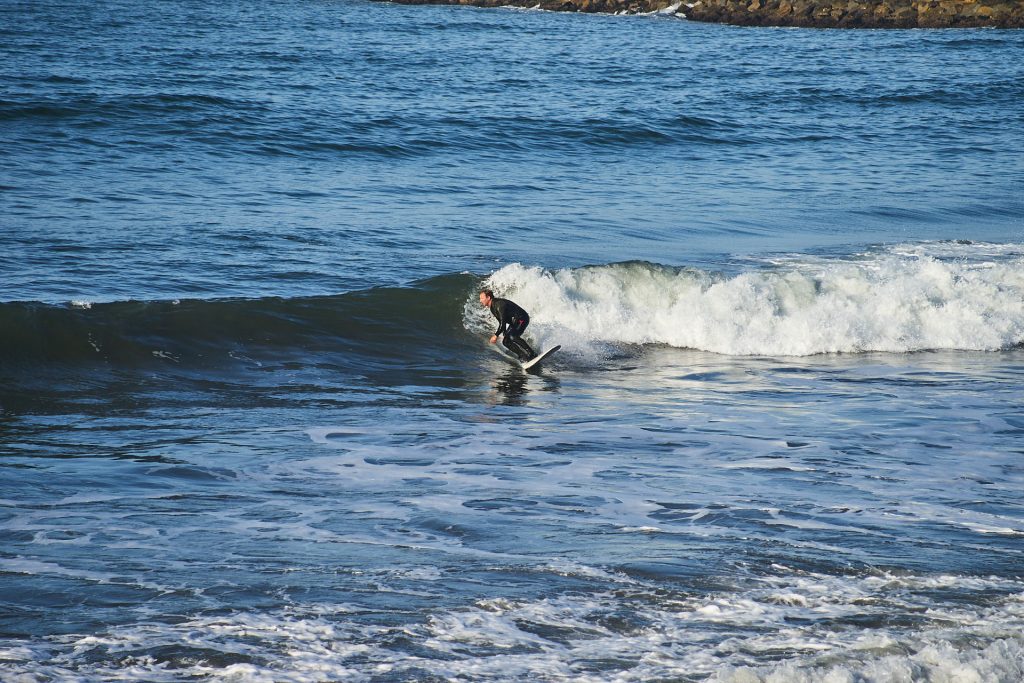Ein Surfer, der auf der Welle reitet.