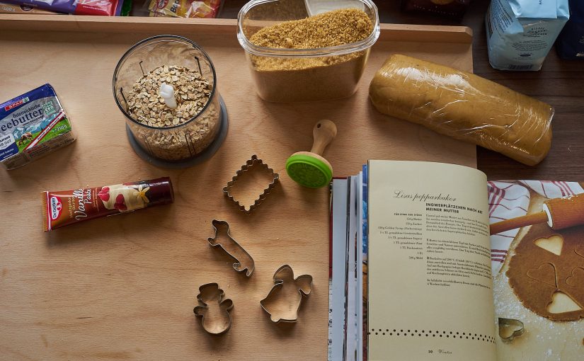 Vorbereitungen zum Kekse backen - Keksausstecher, Haferflocken, das Backbuch, ...