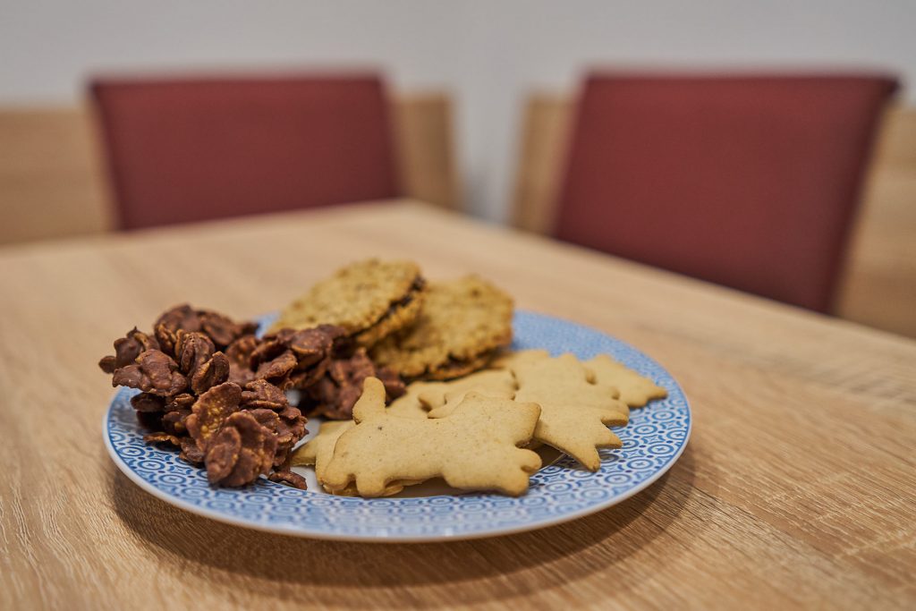 Ein Teller mit den fertigen Haferflocken-Keksen, Spekulatius und Cornflakes-Busserln | 3 einfache Keks Rezepte