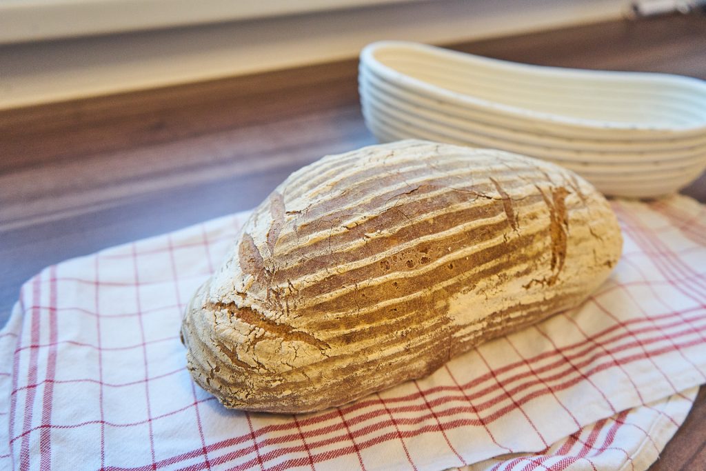 Ein fertig gebackener Laib Brot.