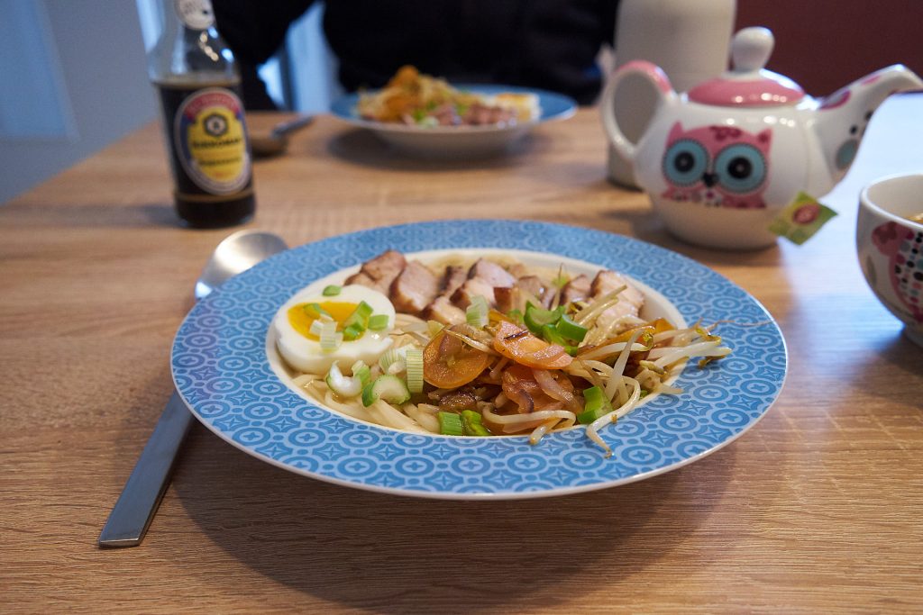 Eine Portion Ramen-Suppe mit Schweinebauch, Lauch, Gemüse und Ei.