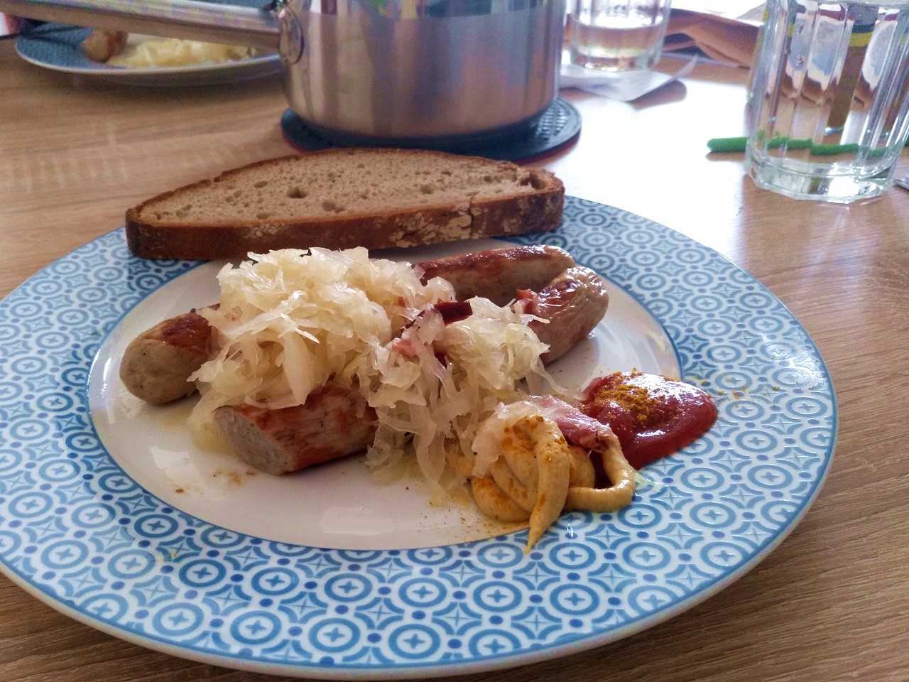 Bratwürstel mit Sauerkraut, Senf und Ketchup.