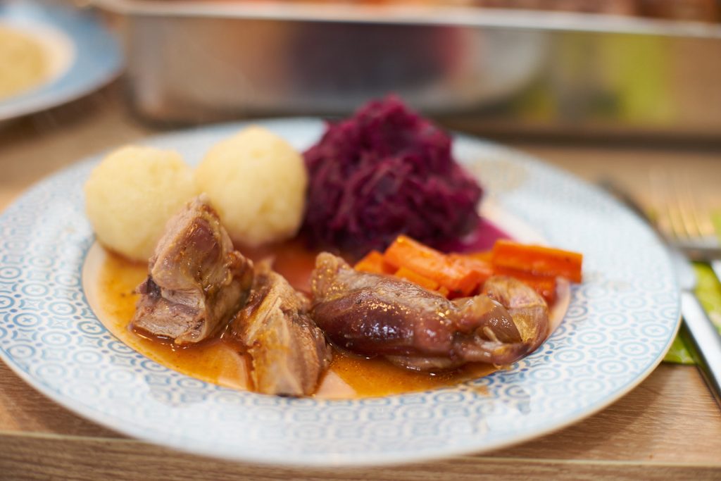 Lamm mit Grießknödeln, Rotkraut und Gemüse